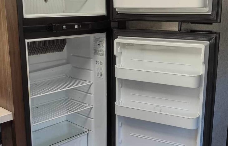 Full refrigerator and freezer
