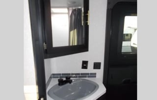 32ft SMART HOME CAMPER WiTH HOT TUB & MESAGE CHAiR