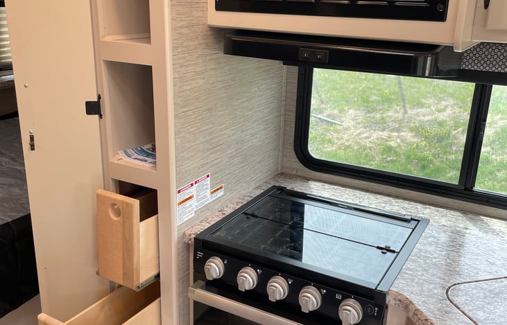 Kitchen cooktop and stove