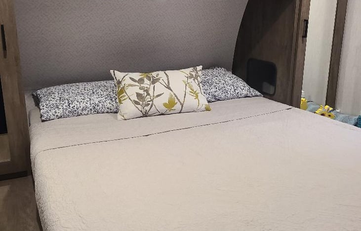 Queen bed, perfectly clean.  2 closets for hanging clothes, 1 closet for linens, 4 usb plugs.  2 windows.  Cozy space.