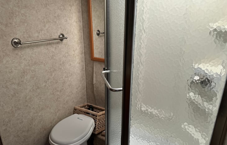 Full bathroom, filtered sink and showerheads