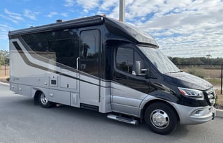 2023 Renegade Vienna 25VRML, Mercedes 3500 Chassis