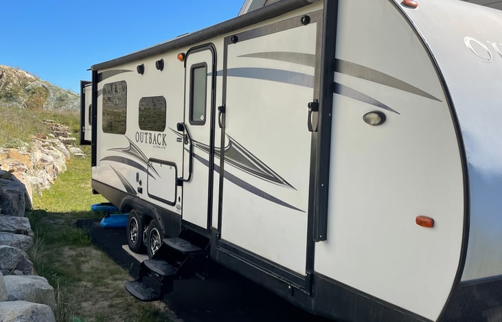 Note the slide that comes out, I cannot get a good picture uploaded because of the license plate on the back, but the whole Master Bedroom shifts out from behind, and then pulls in for easier towing.