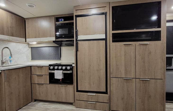 8cu ft Fridge/Freezer combo
32" Roku TCL TV with streaming services