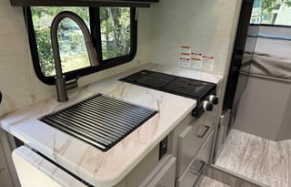 2025 Thor Chateau 21Z... 24 Ft... Easy to Drive...