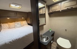 2022 Thor Majestic 28A (BRFL 1815)