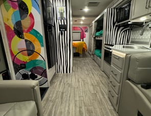 Thor Motor Coach Resonate 32B