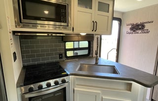 Glamping Haven: 2 Bdrms, Cozy Fire & Paws Welcome!