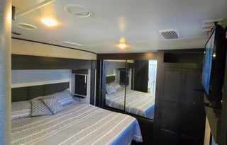 The Easy Living Retreat | Spacious RV + 1.5 Bath