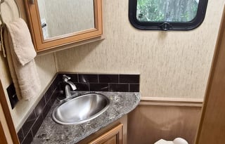 Luxury Disel Push, sleeps 8, 1.5 bath, washer &dry