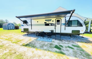 Family & Pet-Friendly RV Sleeps 8 | Delivery & Setup