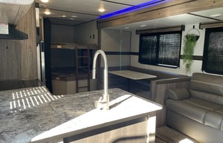 2021 Zinger Lite ZR270BH Travel Trailer RV Rental