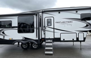 Ruby! Our REFLECTION 303RLS is ready for Glamping+