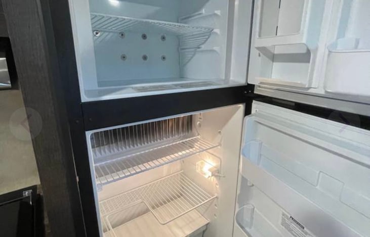 Freezer & fridge runs on propane or 110V plug in