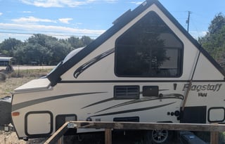 Easy pull electric brake hard side pop-up