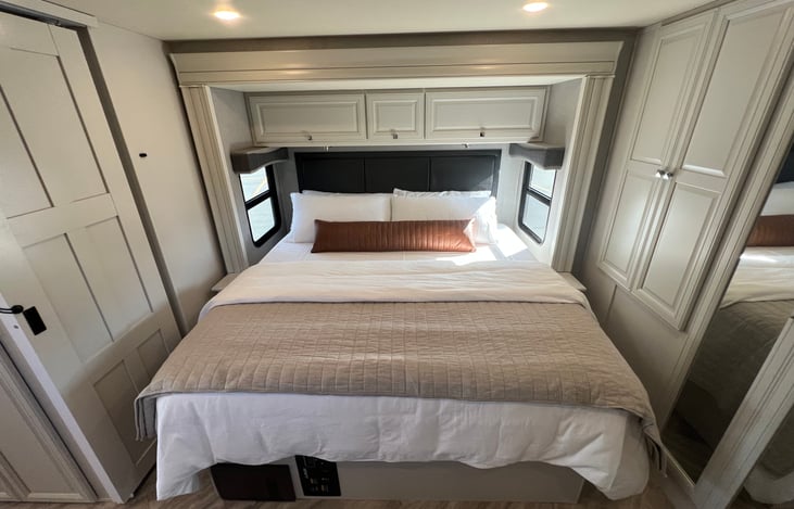 Master bed in the rear of the coach. The memory foam mattresses is super plush and comfy 🥱😴