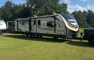 2018 Keystone RV Laredo - so much room!!!