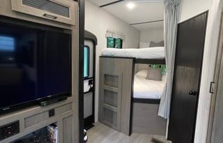 The Perfect Glamping Getaway! 3bds, TWO bathrooms!