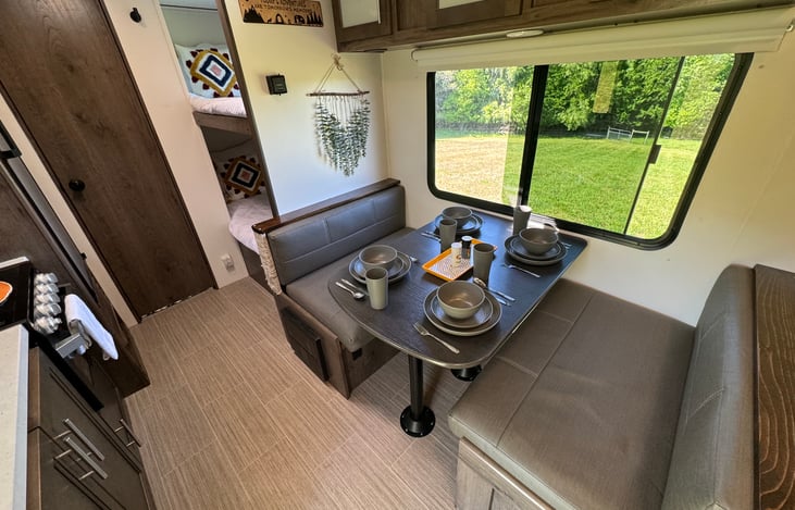 6 place settings included, only 4 shown.