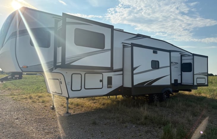 With five slides - 2 on one side and 3 on the other - there's room to stretch out, relax, and make every adventure feel like home.