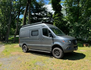 Winnebago Revel 44E
