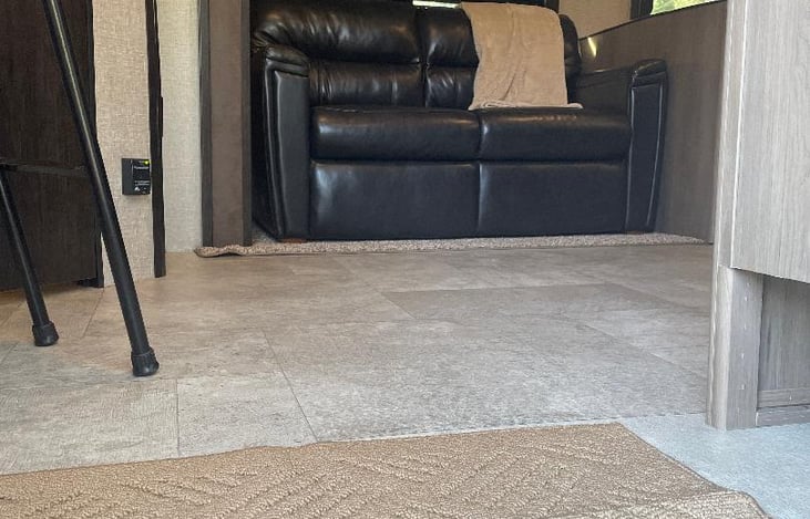 nice open living room & kitchen. kitchen stocked with the essentials. (see various pics)

Please use place mats when eating at the table. 

Throw and welcome mat available in living room area.