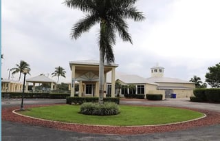 Luxury StationaryRV Retreat-Site included