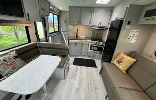 2025 31ft Coachmen 29KB - Sleeps 8