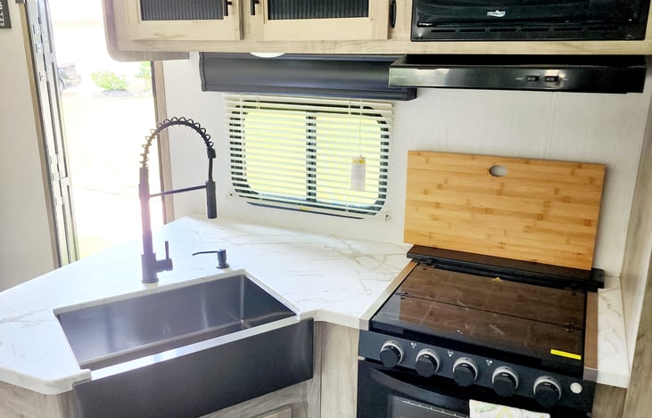 Nice sized kitchen area. The sink also has a cover to add some additional counter space