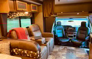 Lucy - Luxury RV for Your Stay in Camp Sherman