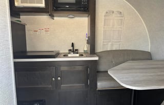 2022 Free Solo | Cozy Lightweight Sleeps 4