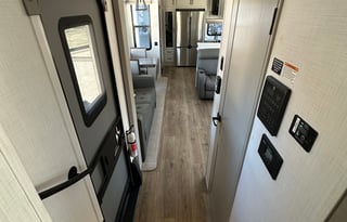 *Crazy Clean” 2024 5th Wheel!! Luxury RV!