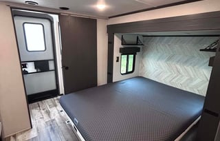 5th Wheel Montana High Country - Two Full Bath