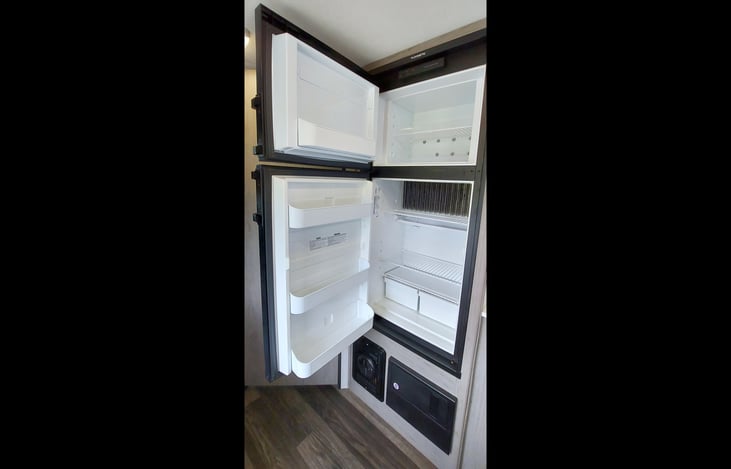 6 Cubic foot Refrigerator/Freezer