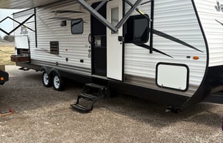 Spacious 28’ Camper – Perfect Family Getaway!