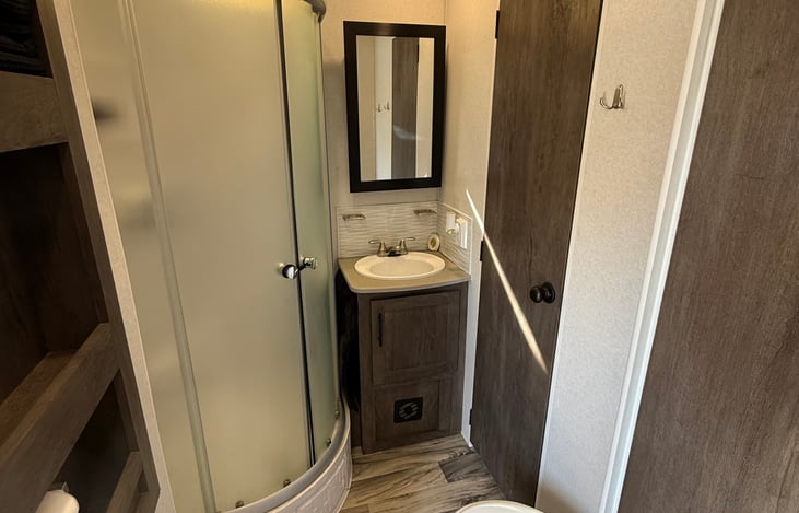 👉🏻Private bathroom with shower