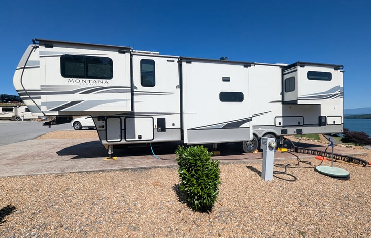 This Montana Legacy is a true 'mansion on wheels' with 5 slide outs, front Living Suite, King bed, Chef's kitchen, Bath and a half, hardwood cabinets, ample storage, fireplace and much more!