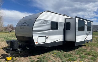 2021 EAST TO WEST Della Terra Bunk House