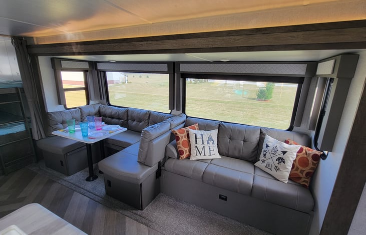 VersaLounge and U-Shape Dinette | Normal configuration