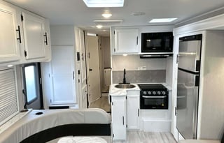 Modern Family Suite Basecamp 26'CrossTrail Class C