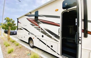 ! Creamy Flair 2021 - Modern & Reliable, Sleeps 10