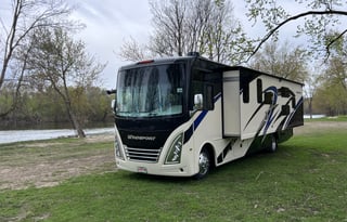 Large Luxury RV with Bunkbeds, Delivery Offered!