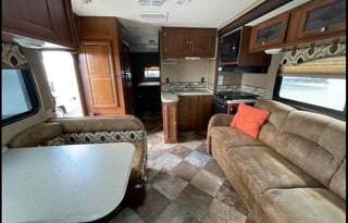 2015 Coachmen RV Leprechaun 28DS Ford 450