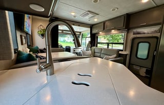 Adventure-Ready Family RV –  Sleeps 8, Free WiFi