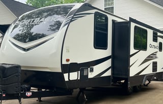 Very comfy couples camper.  Pet friendly too!!
