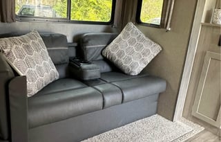 SPACIOUS FAMILY RV W/ ROOM FOR 10!