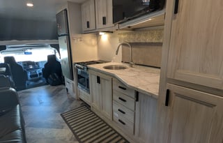 Starlink Keurig onboard. Spacious & Cozy Sleep 6