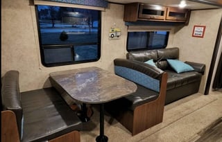 Clean and spacious!! 2017 Jayco JFlt 26' slideout!