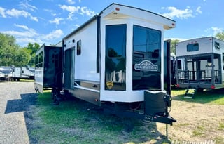 2023 Cross Roads RV Hampton HP370FDL