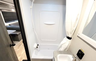Z RV Adventure "MOON"